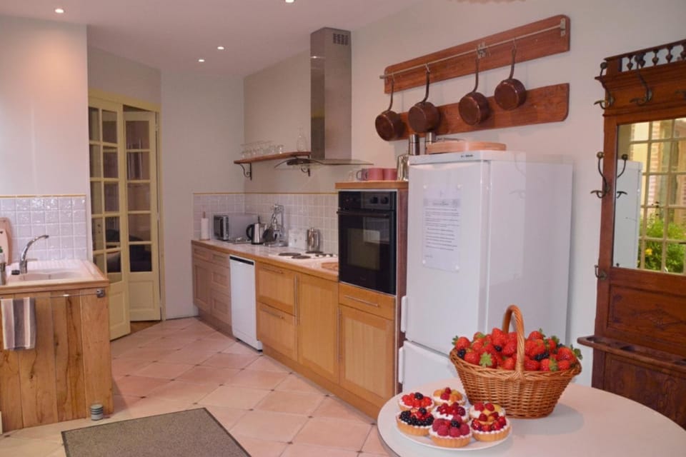 Coffee/tea facilities, Kitchen or kitchenette, Garden view, dishwasher, microwave, oven, stove, toaster