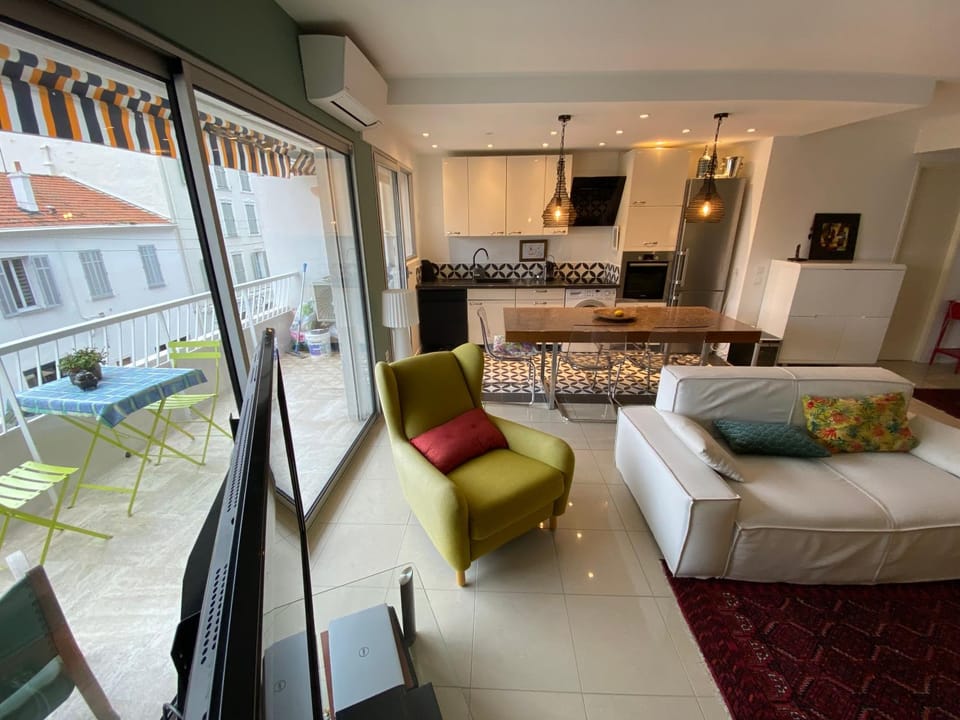 Kitchen or kitchenette, Living room, Dining area