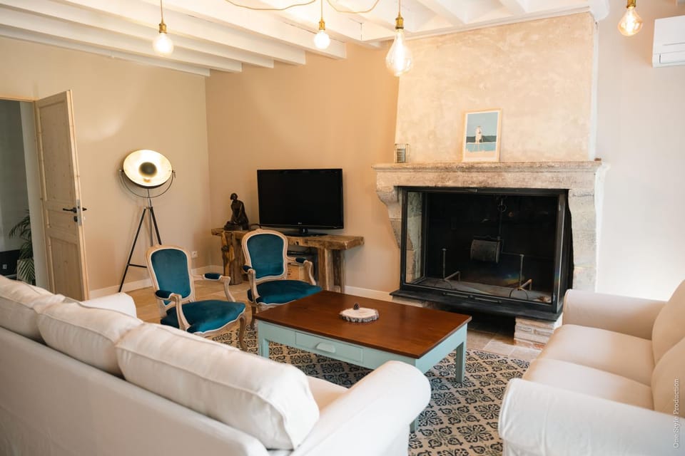 Communal lounge/ TV room, Living room, flat iron