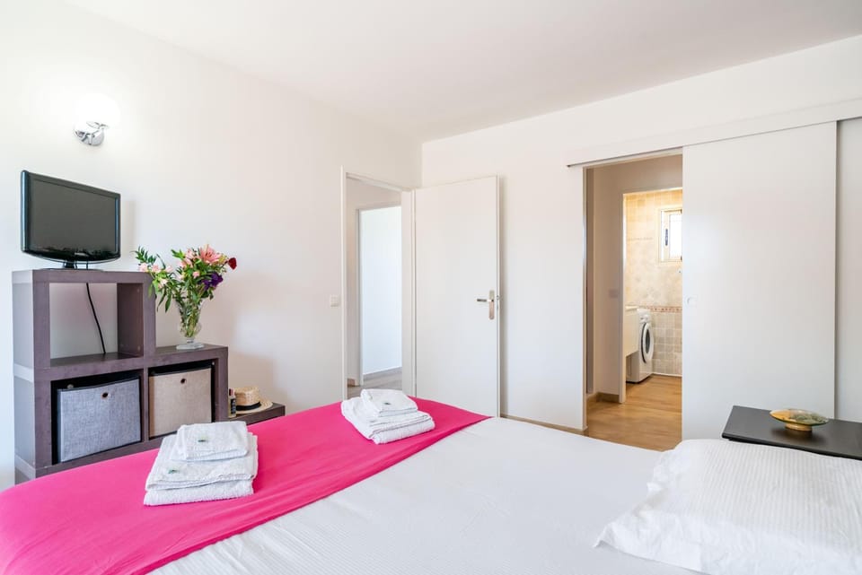 Bed, Bathroom, Photo of the whole room, Bedroom, towels