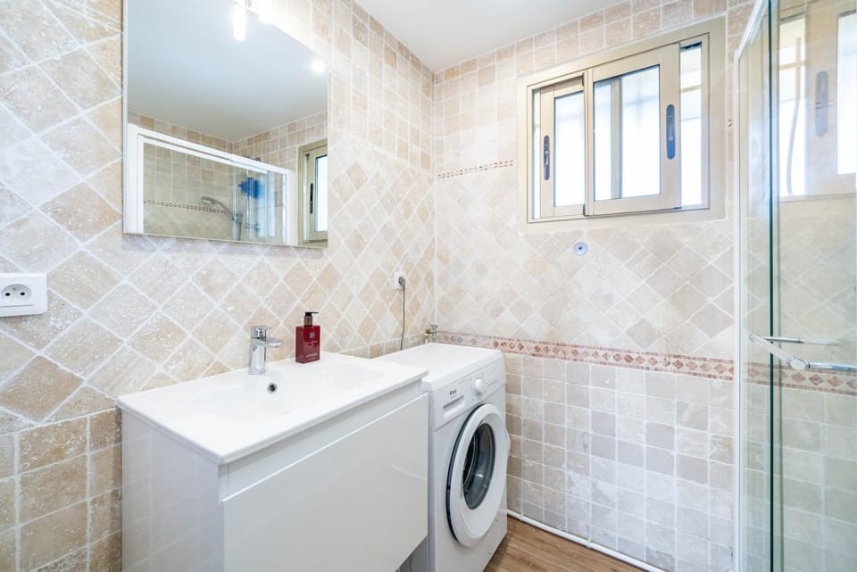 Shower, Bathroom, towels, washing machine