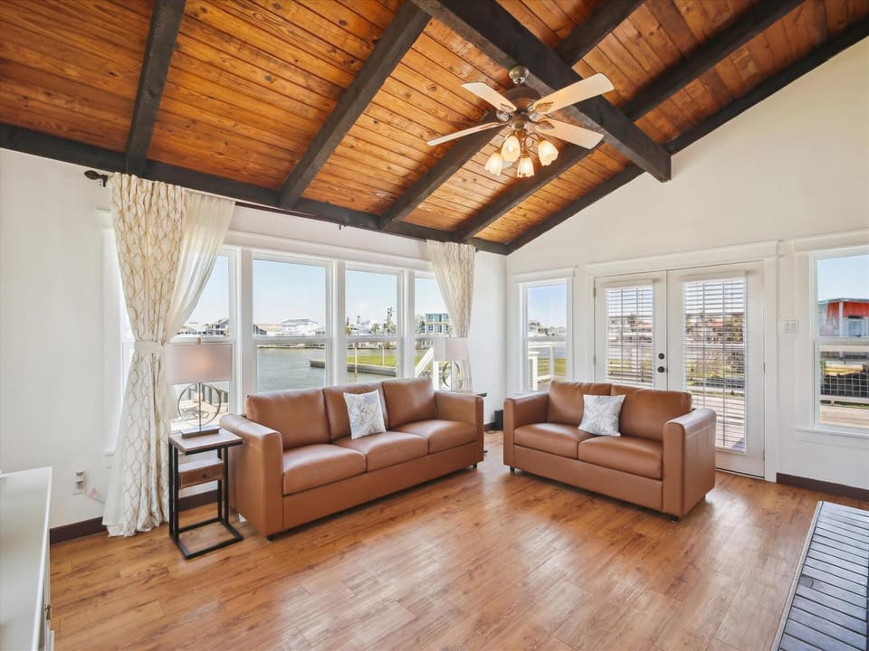 View (from property/room), Balcony/Terrace, Living room, River view, furniture