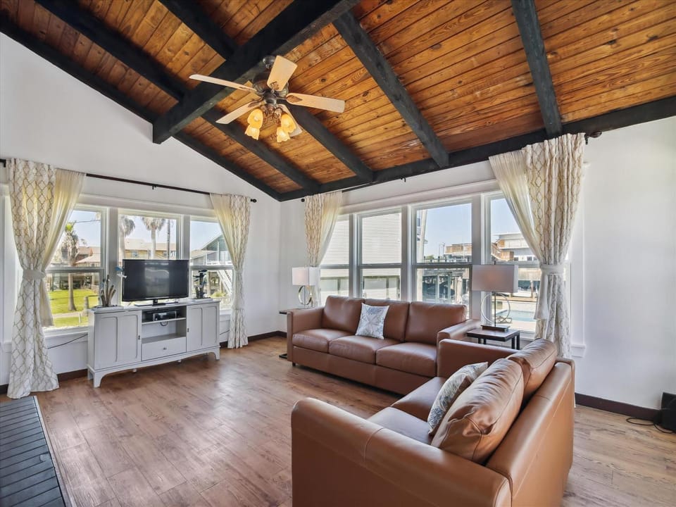 TV and multimedia, Living room, Seating area, furniture