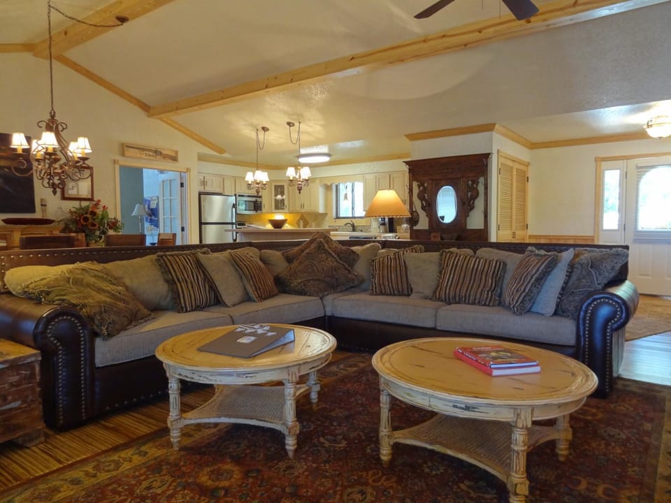 C22, a luxury, three bedroom, three bath Harbor North cottage overlooking the lake cottage House in Lake Ouachita