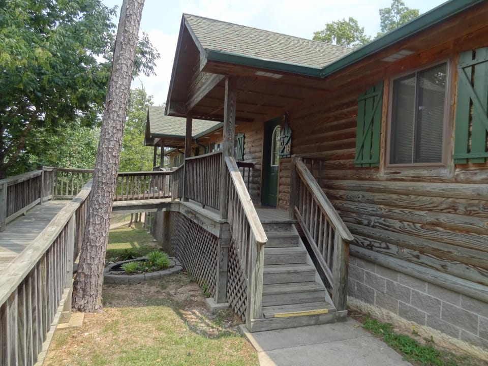 C16, Two bedroom, two bath, log-sided Harbor North luxury cottage with hot tub, cottage House in Lake Ouachita