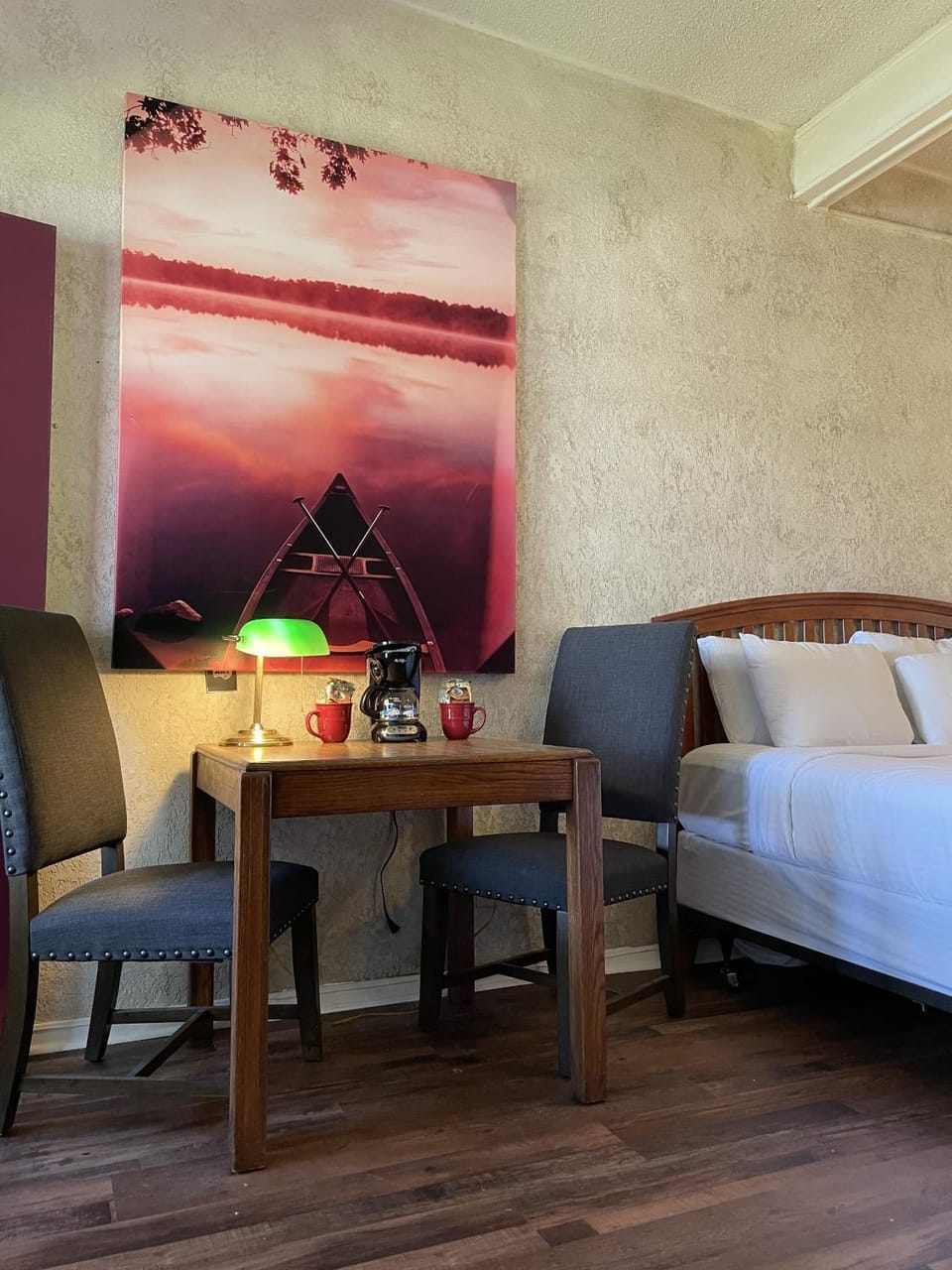Mountain Harbor Queen Guest Room on Lake Ouachita Hotel in Lake Ouachita