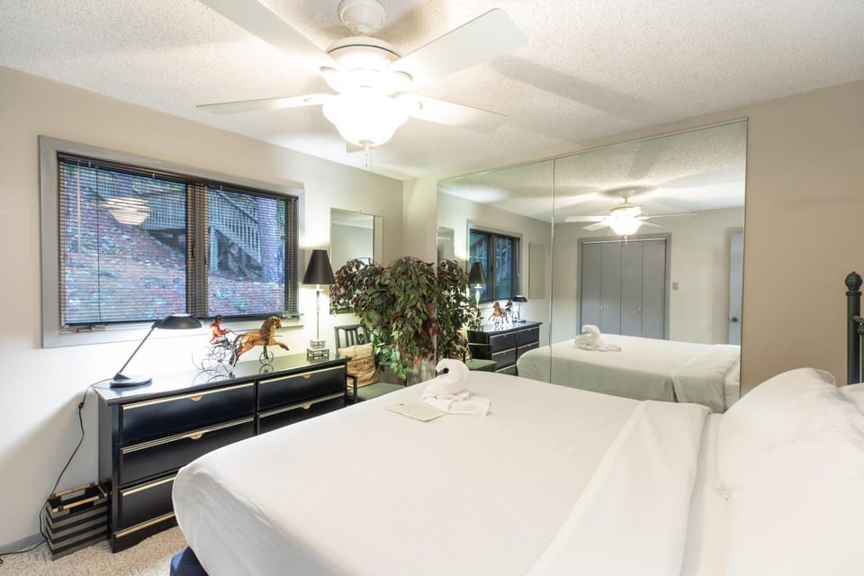 22BNC, Two bedroom, two bath log-sided condo with forest view condo Apartment in Lake Ouachita