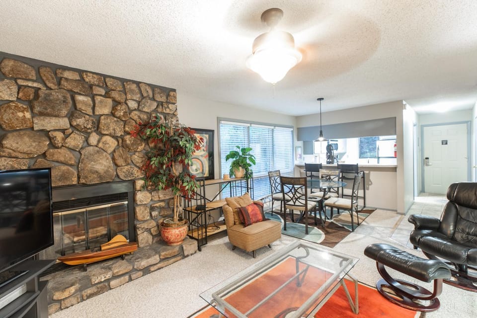 22BNC, Two bedroom, two bath log-sided condo with forest view condo Apartment in Lake Ouachita