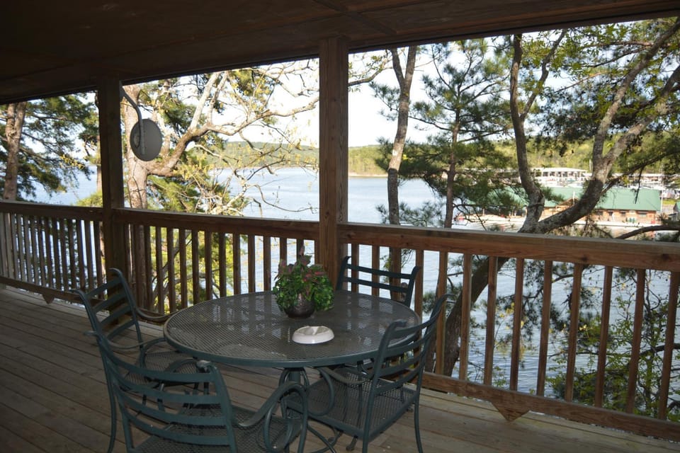 C14, Two bedroom, two bath, log-sided, luxury Harbor North cottage overlooking the lake, cottage House in Lake Ouachita