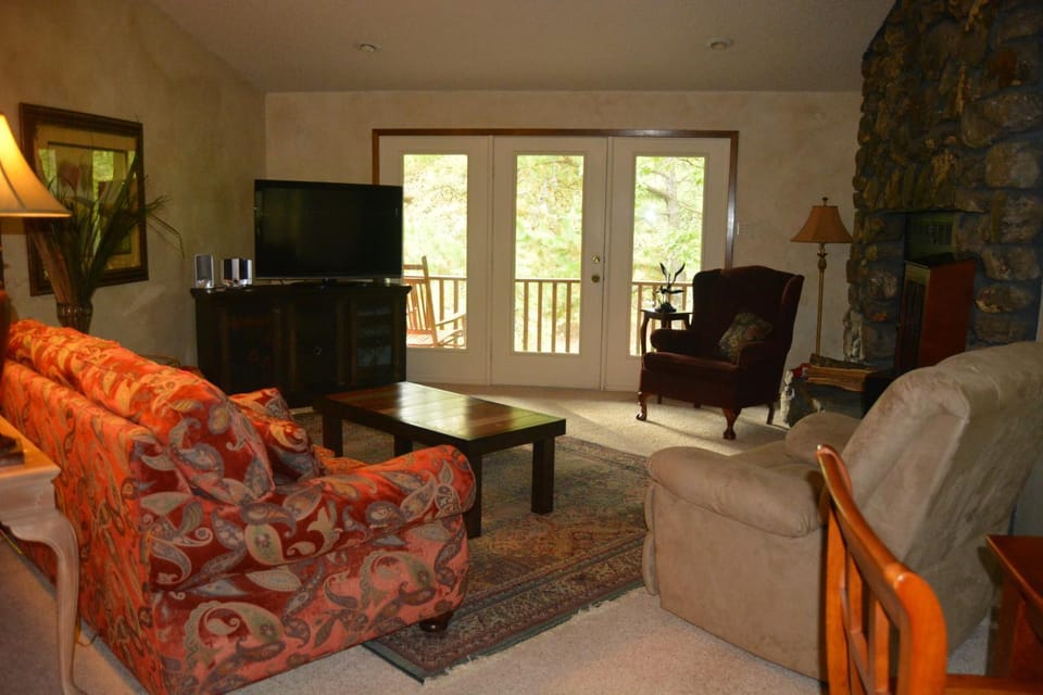 37DPD, Two bedroom, two bath log-sided condo with forest view condo Apartment in Lake Ouachita