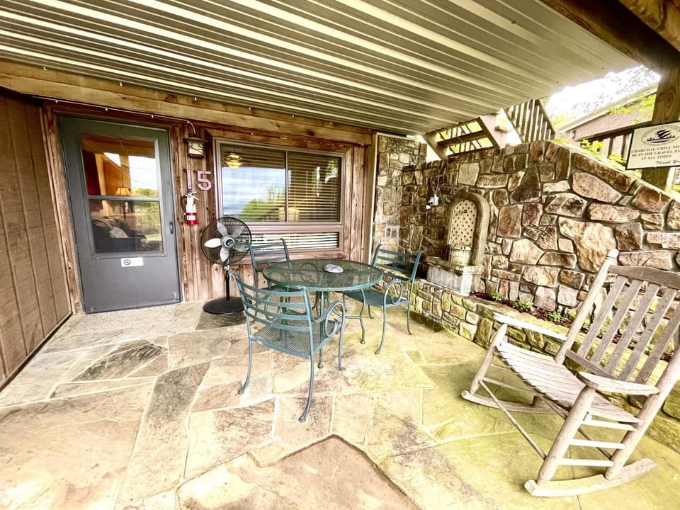 SU15, Spacious studio with full kitchen, dining table and rock patio overlooking the lake! Hotel Room Hotel in Lake Ouachita