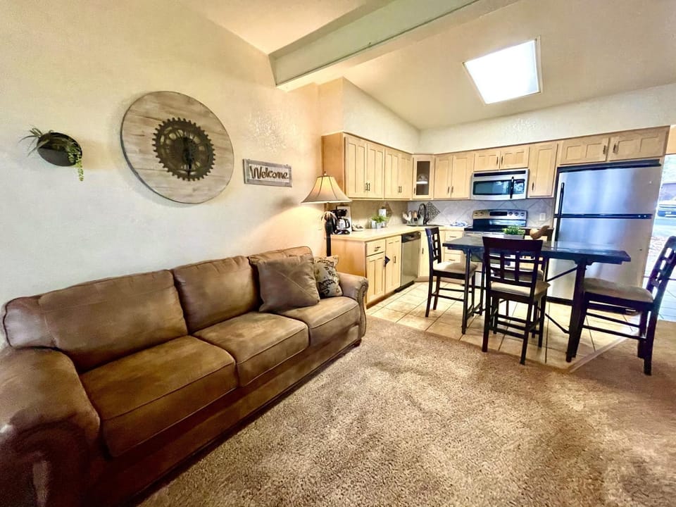 SU13 - Lake view King Studio with full kitchen, deck overlooking Lake Ouachita, king bed and queen sleeper sofa Hotel in Lake Ouachita