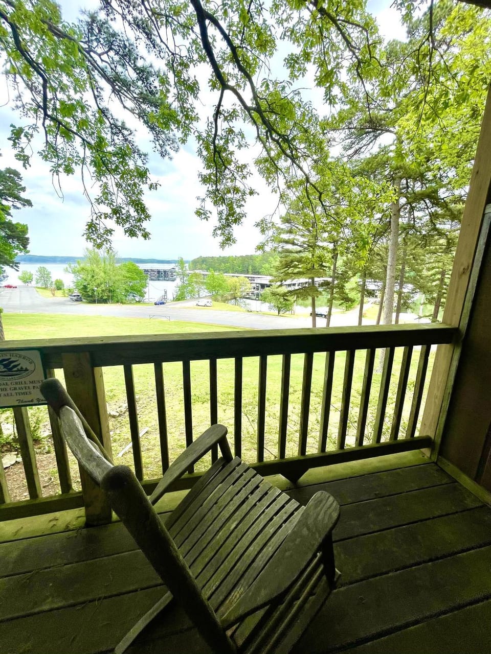 SU13 - Lake view King Studio with full kitchen, deck overlooking Lake Ouachita, king bed and queen sleeper sofa Hotel in Lake Ouachita