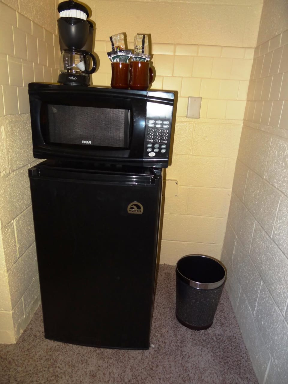 JI1 - King Guest Room located at the Joplin Inn Hotel in Lake Ouachita