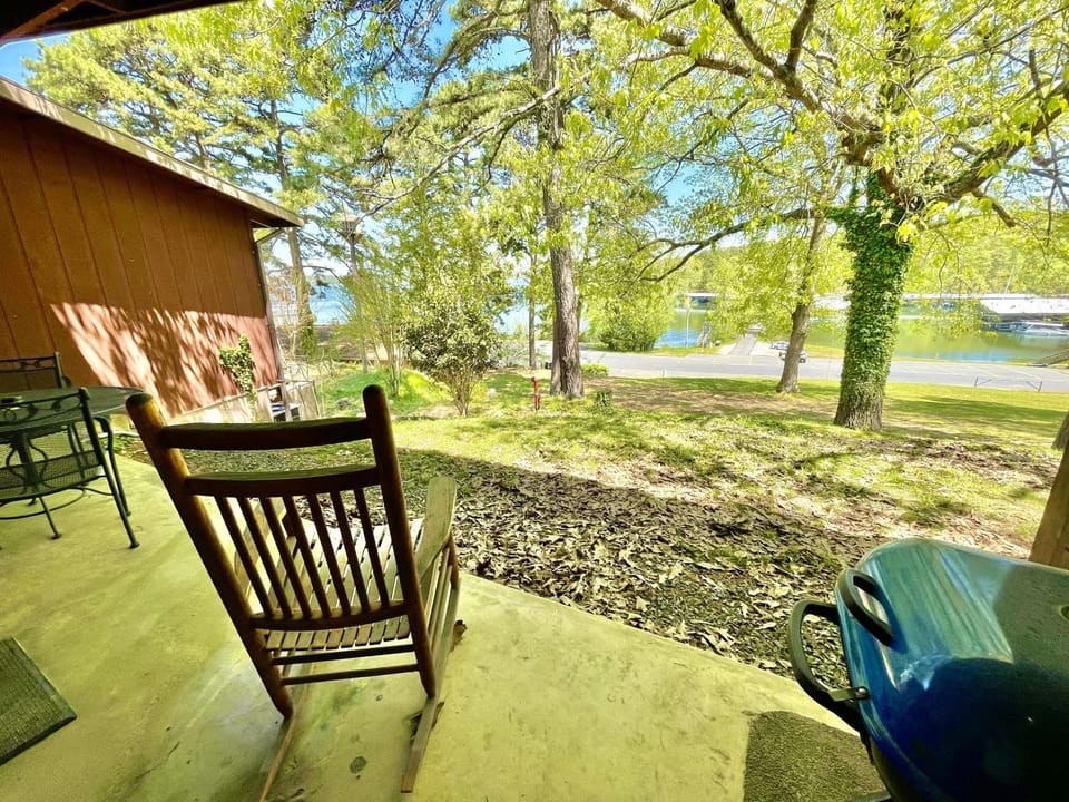 SU1 - King Studio with king bed, dining area, sleeper sofa and view of Lake Ouachita Hotel in Lake Ouachita