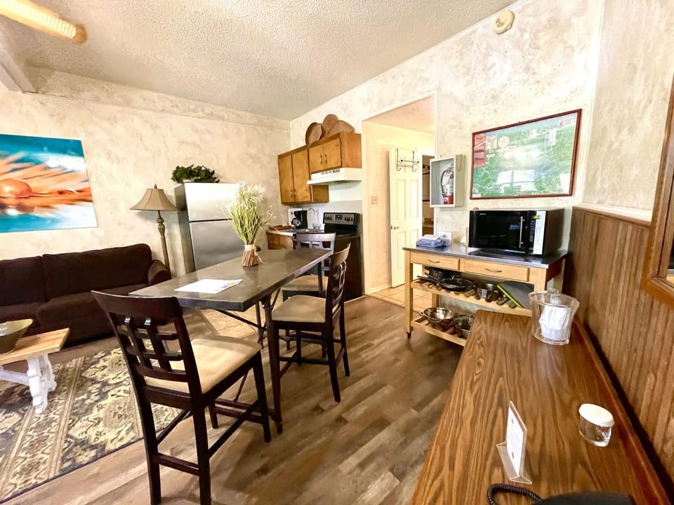 SU1 - King Studio with king bed, dining area, sleeper sofa and view of Lake Ouachita Hotel in Lake Ouachita