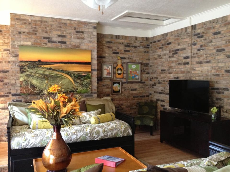 JI13- ,A two bedroom, one bath house with den, covered outdoor dining area and fenced in yard at our Joplin Inn home House in Lake Ouachita