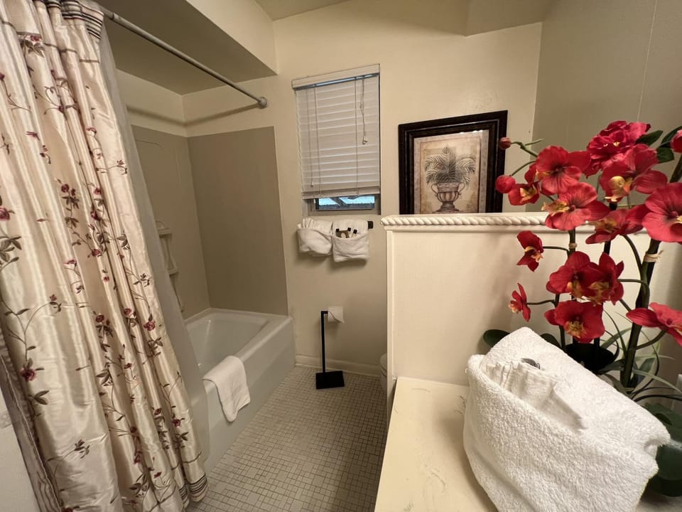 JI13- ,A two bedroom, one bath house with den, covered outdoor dining area and fenced in yard at our Joplin Inn home House in Lake Ouachita