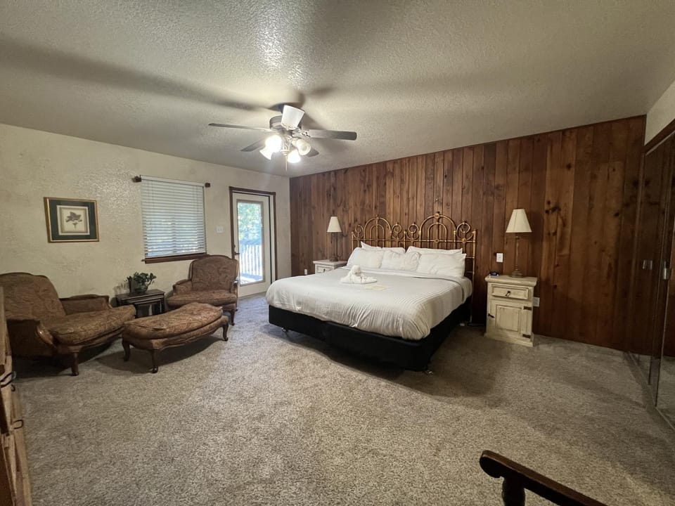 C7, Three bedroom, three bath log-sided, luxury Harbor North cottage with hot tub cottage House in Lake Ouachita