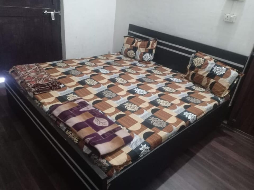 Shri Bankey Bihari Yatri Niwas Homestay l Pandit Rambabu Gautam Ji Dharmshala तीर्थपुरोहित श्री धाम वृन्दावन l 3 minute walking to Bankey Bihari Temple l AC and Non AC room Available Vacation rental in Uttar Pradesh