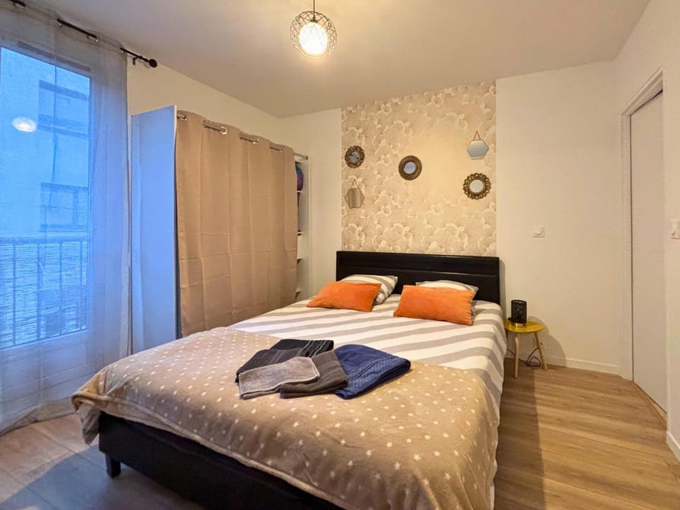 Bed, Photo of the whole room, Bedroom, towels, wardrobe