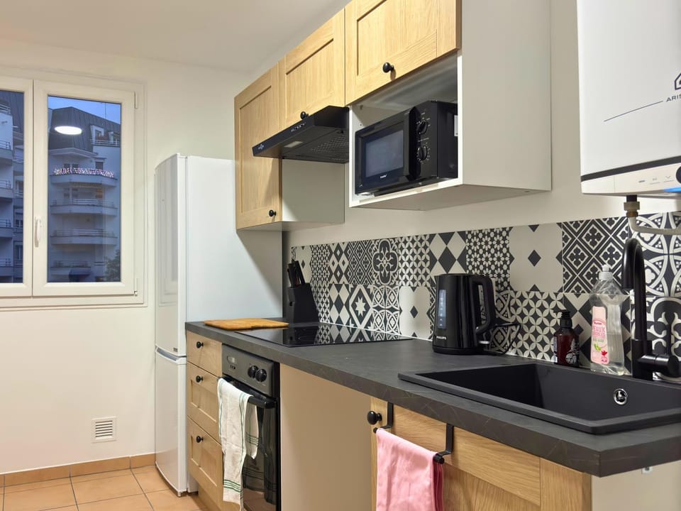 Coffee/tea facilities, Kitchen or kitchenette, dishwasher, oven, stove, toaster