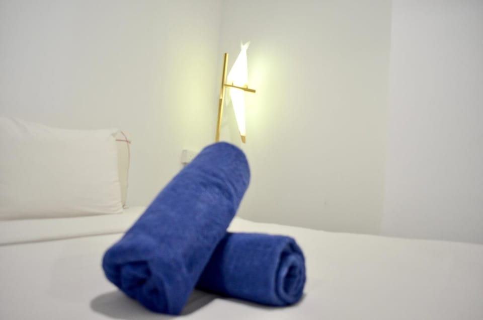 Bed, Bedroom, towels