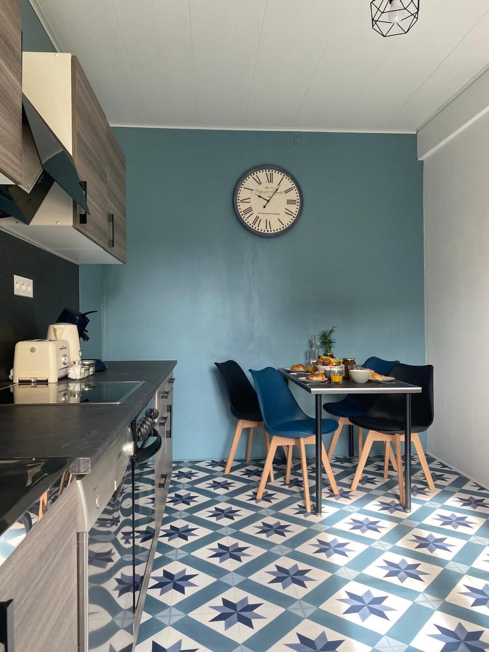 Kitchen or kitchenette, Dining area, minibar