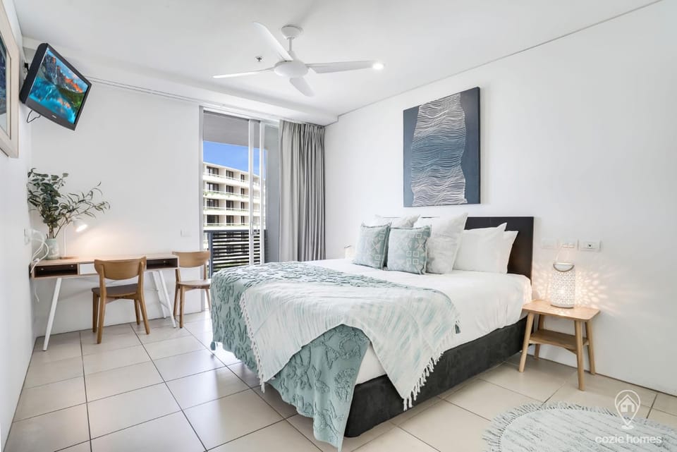 Bed, TV and multimedia, Photo of the whole room, Bedroom