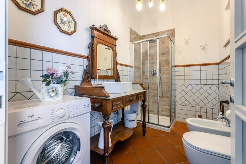 Shower, Toilet, Bathroom, towels, washing machine
