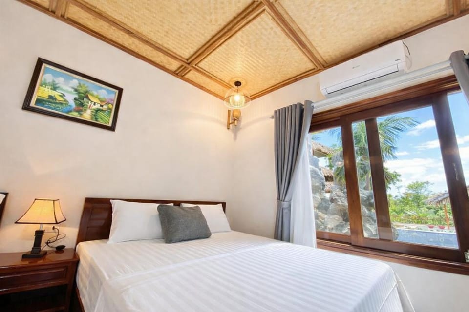 Photo of the whole room, Bedroom, air conditioner