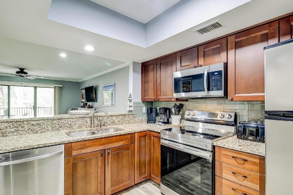 Great Golf Views King 2 Queens Sleeper Sofa Bikes & Beach Gear included House in Hilton Head Island