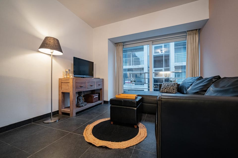 TV and multimedia, Living room, Seating area, Evening entertainment