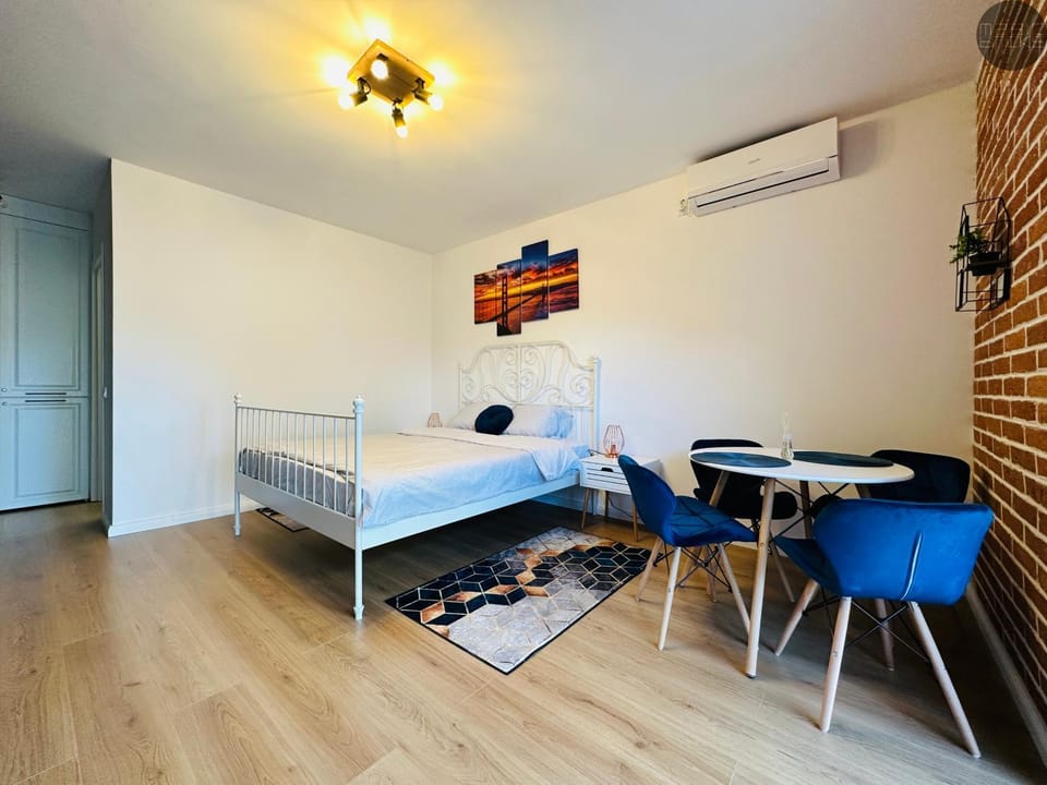 Bed, Photo of the whole room, Dining area, Bedroom, air conditioner