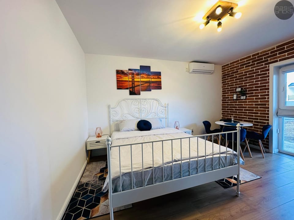 Bed, Photo of the whole room, Bedroom, air conditioner