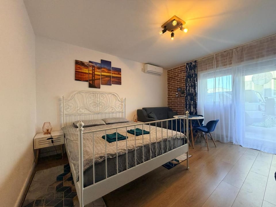 Bed, Seating area, Dining area, air conditioner