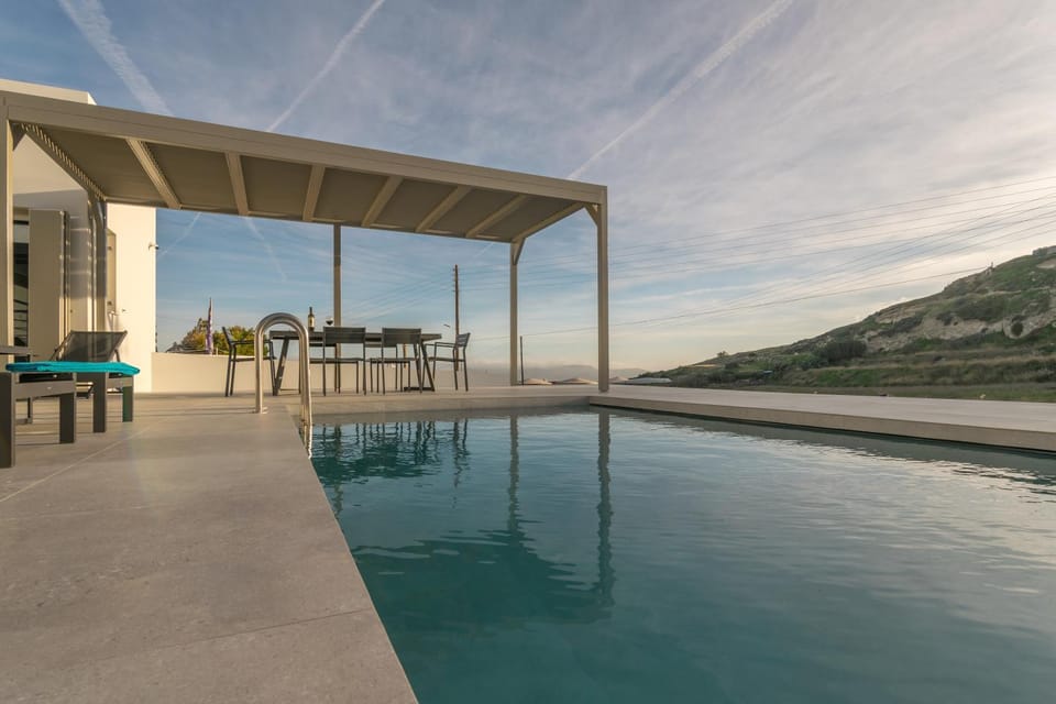 Balcony/Terrace, Mountain view, Pool view, Swimming pool, Swimming pool, sunbed