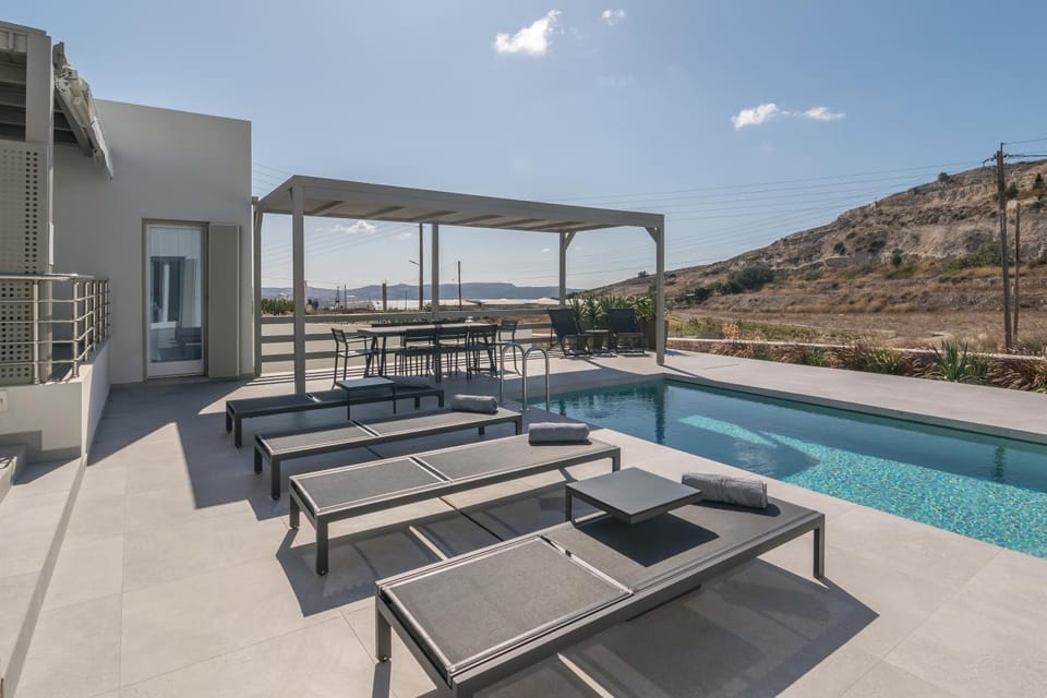 View (from property/room), Mountain view, Pool view, Swimming pool