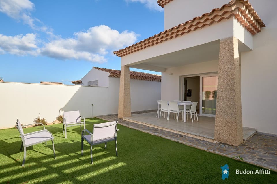 Property building, Patio, Garden, Balcony/Terrace, Living room, Dining area, Garden view, sunbed