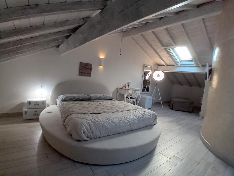 Bed, TV and multimedia, Seating area, Bedroom, furniture