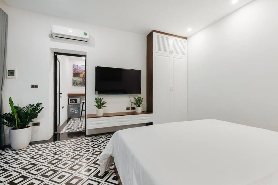 Shower, Bed, Bathroom, Photo of the whole room, Bedroom