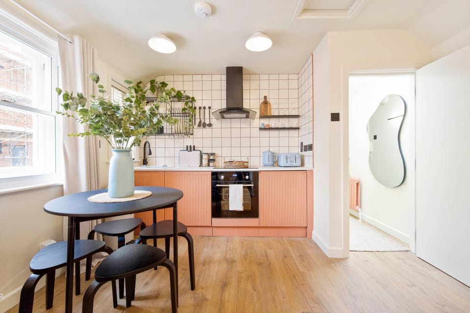 Kitchen or kitchenette, Dining area, pet friendly, stove, toaster