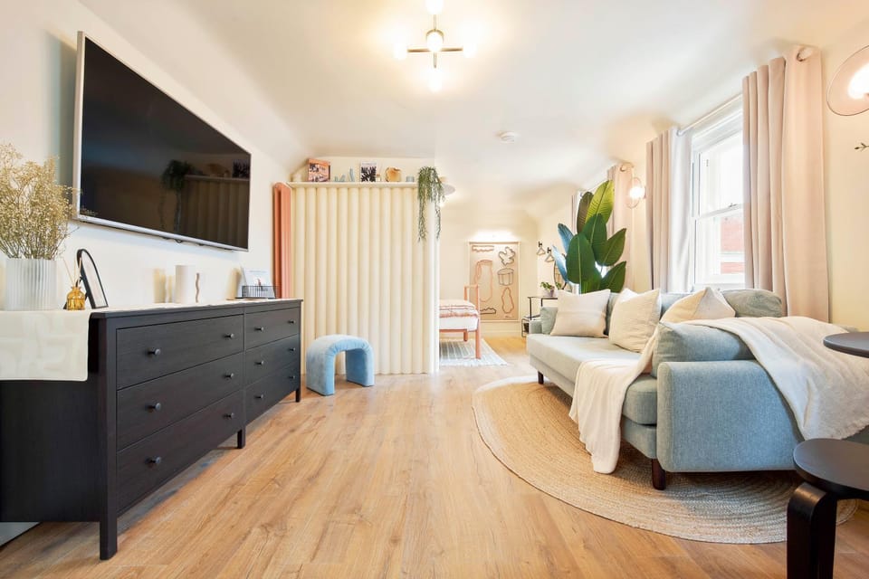 Communal lounge/ TV room, TV and multimedia, Living room, Seating area, Evening entertainment