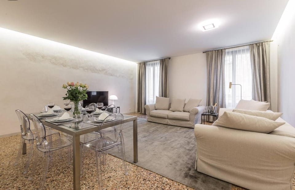 TV and multimedia, Living room, Seating area, Dining area