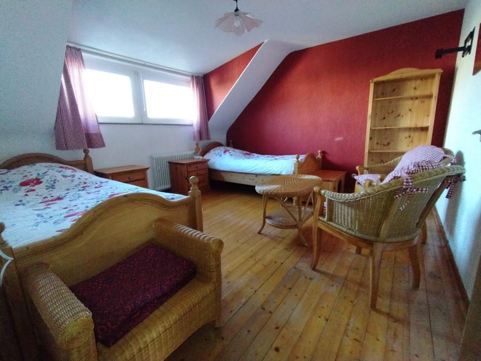 Photo of the whole room, Bedroom