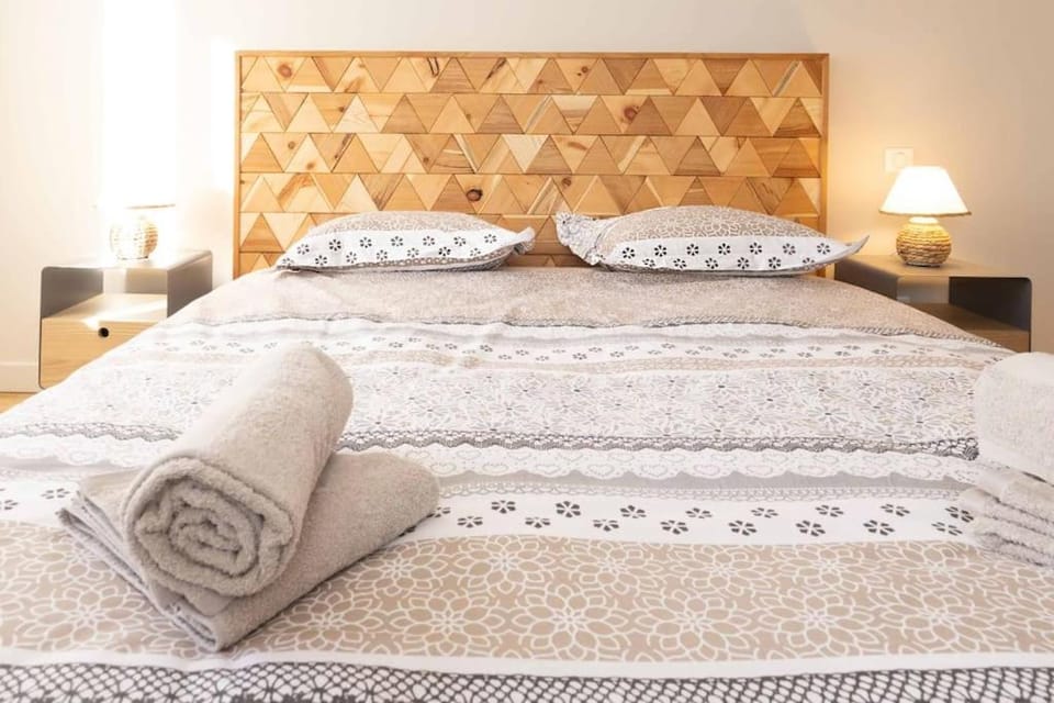 Bed, Bedroom, towels
