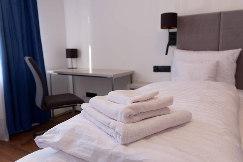 Bedroom, towels