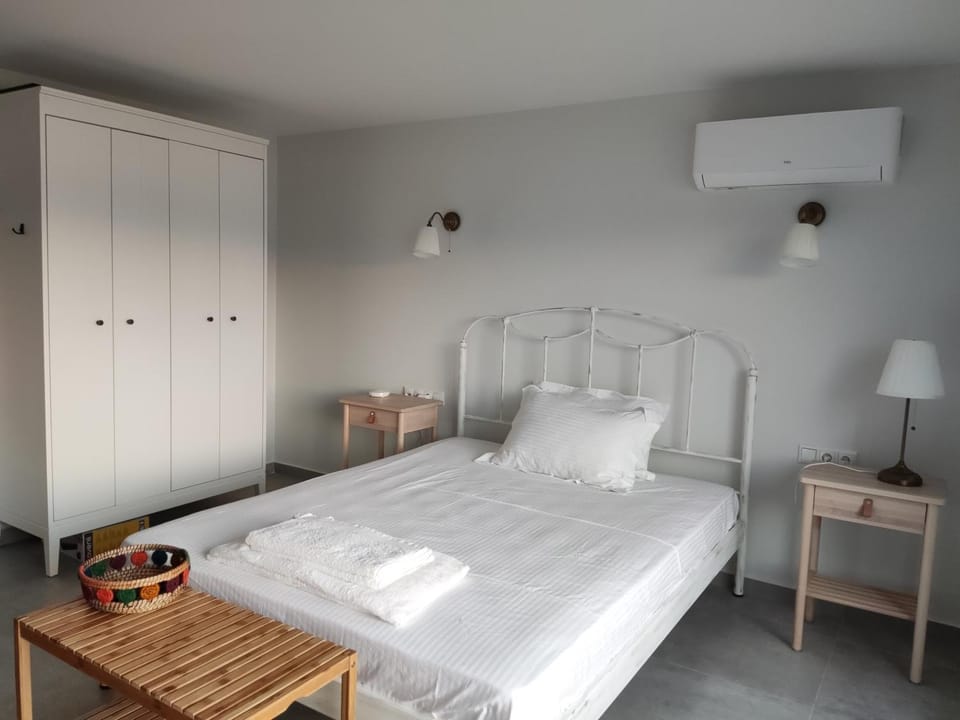 Bedroom, wardrobe, air conditioner