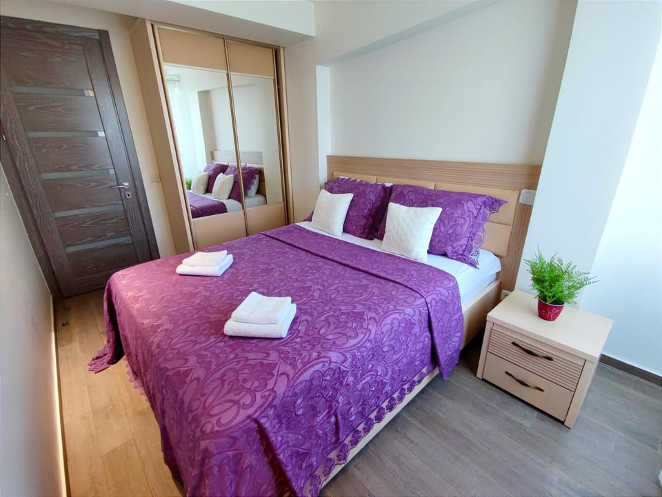Photo of the whole room, Bedroom, wardrobe