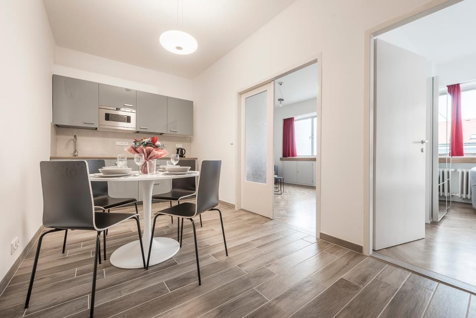 Kitchen or kitchenette, minibar
